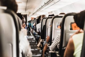 interior de un avión, con pasajeros sentados