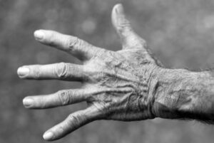 mano abierta de una persona mayor